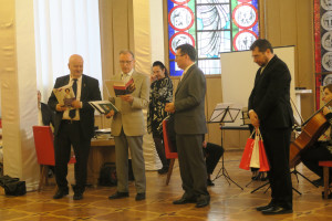 Nagrody wrecza Tomasz Dederko Konsul Generalny RP w Kijowie i Antoni Stefanowicz Prezes ZPU na Ukrainie.
